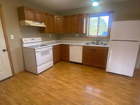 3rd image of 2886 River Rd