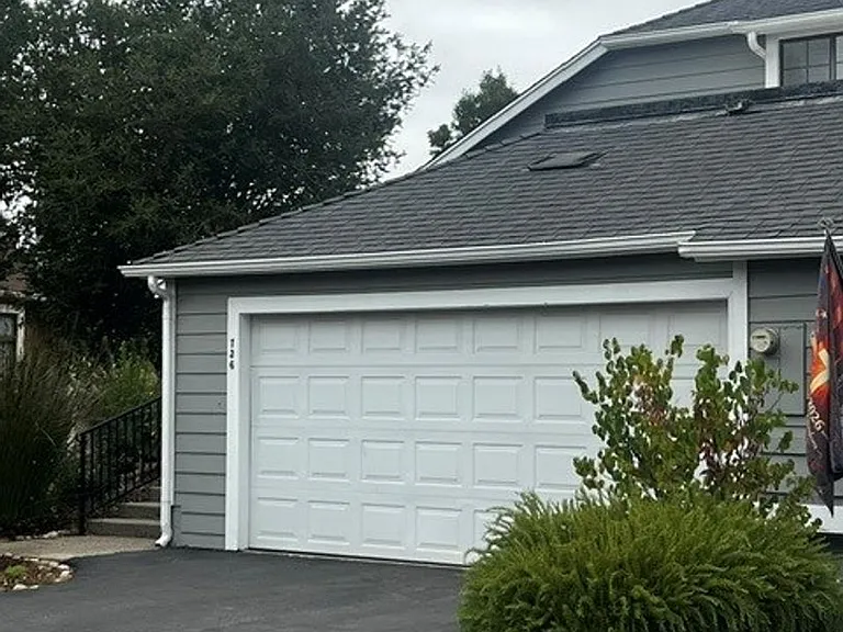736 Hillside Dr — Photo 3