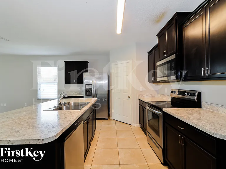 374 Sauders Rd SE — Photo 7