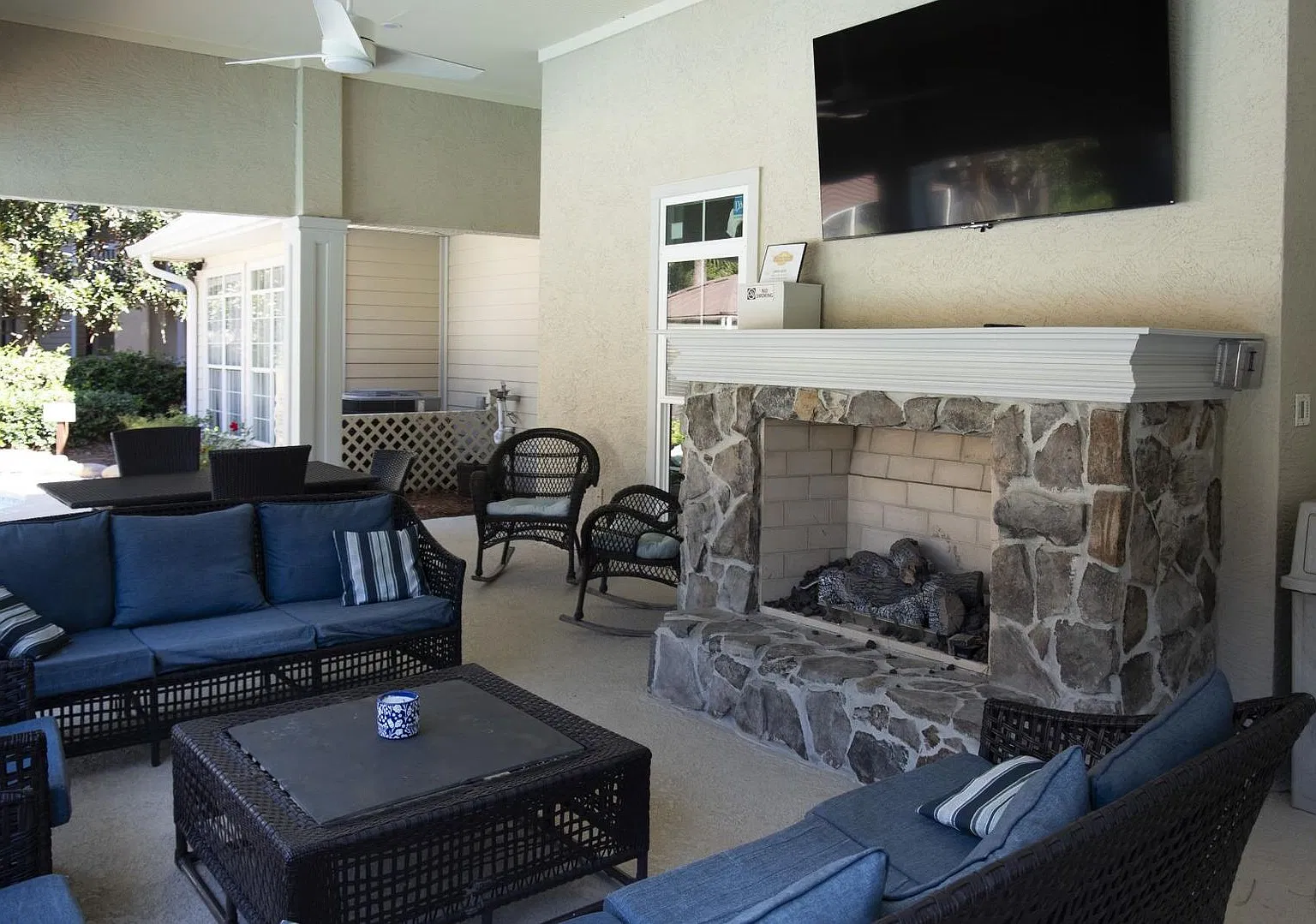 Stunning 2BR at Summer House, New Flooring & Fresh Paint - Move In November 2! — Photo 3