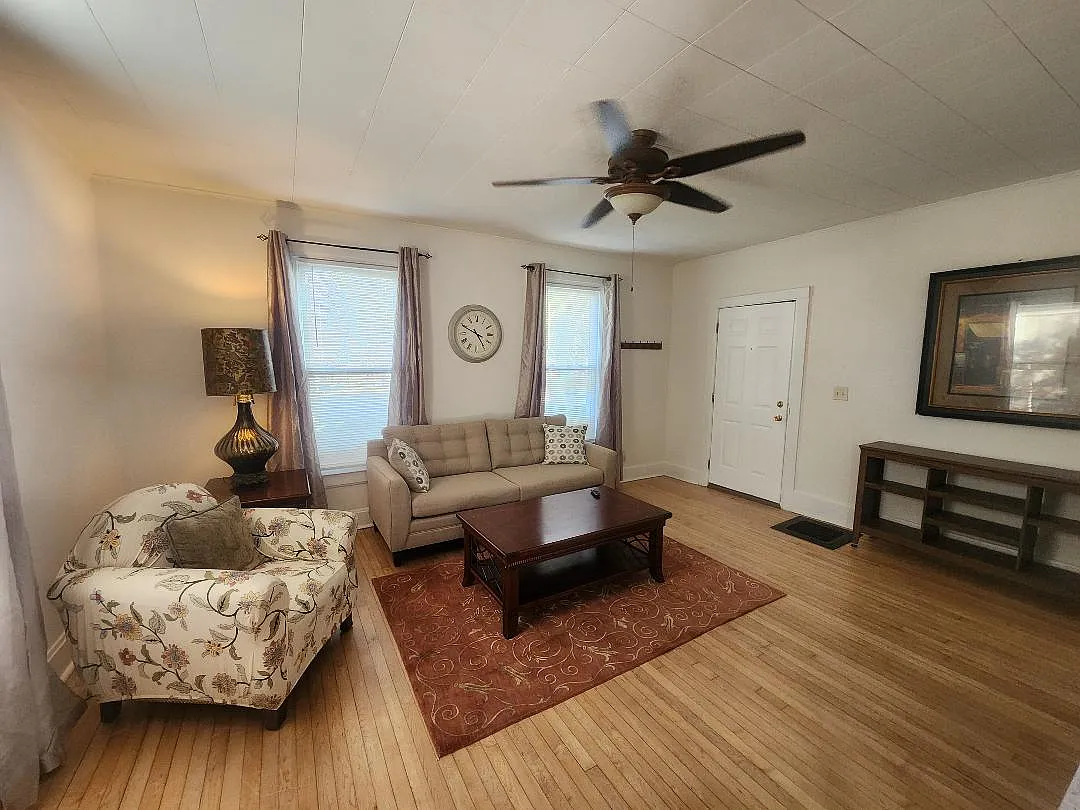 3 bed, 1200 sqft, $2,000 — Photo 3