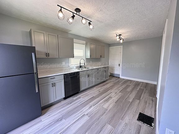 3rd image of 1020 Walnut Hill Pl