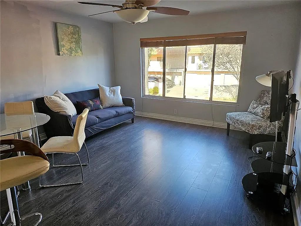 Building Photo - 2767 E 3rd St #25