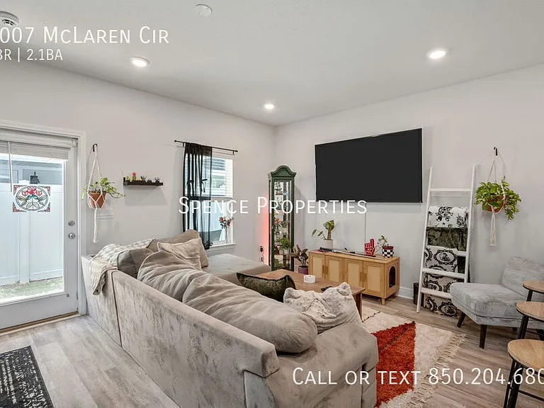 1007 McLaren Cir — Photo 8