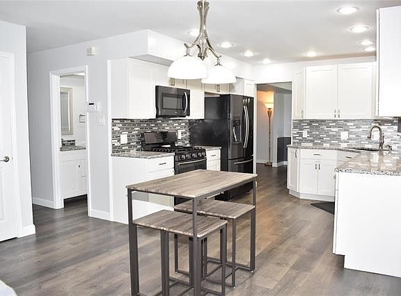 3rd image of 3 Sullivan Oaks Pl