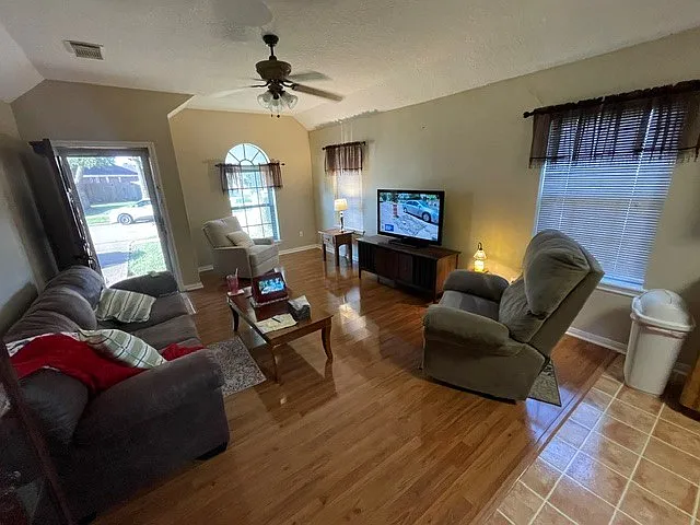 1102 Camelot Ln — Photo 5