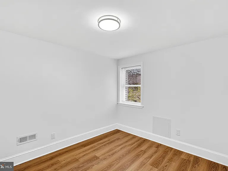 1821 E Oakdale St — Photo 17