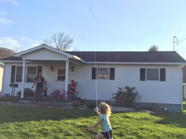 206 E Main St, Paden City, WV 26159