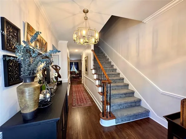 17 Willow Gln, Sandy Springs, GA 30342
