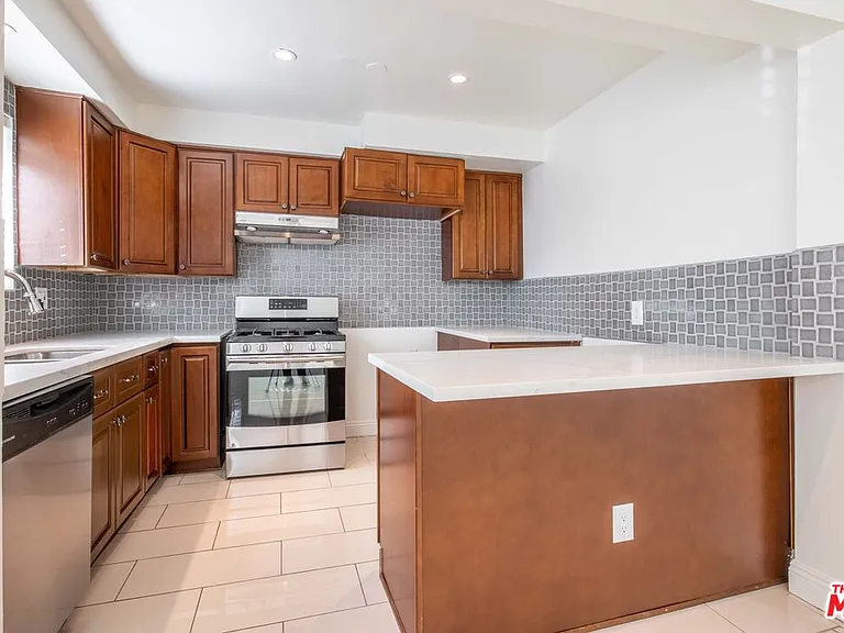 148 S Reeves Dr #4 — Photo 24