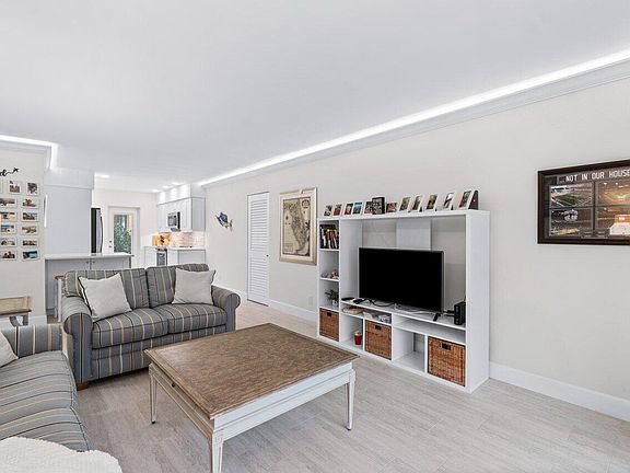3rd image of 807 NE 1st Street NE #5w