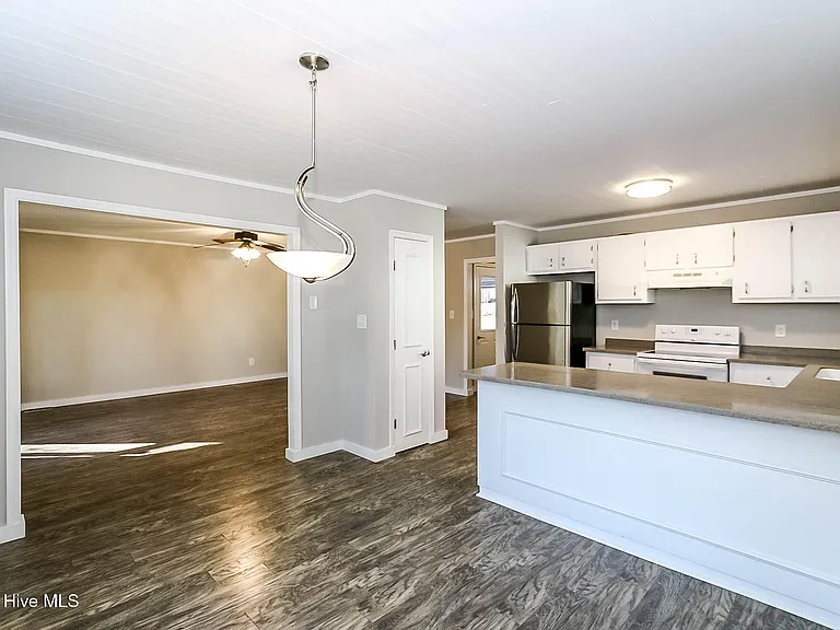 2901 Mandy Ln — Photo 12