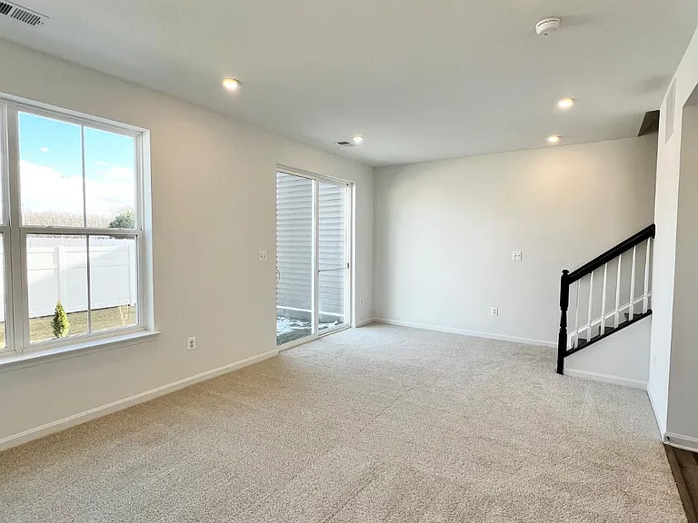 357 Andrew Ct — Photo 2