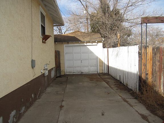 3rd image of 1517 E 3rd St