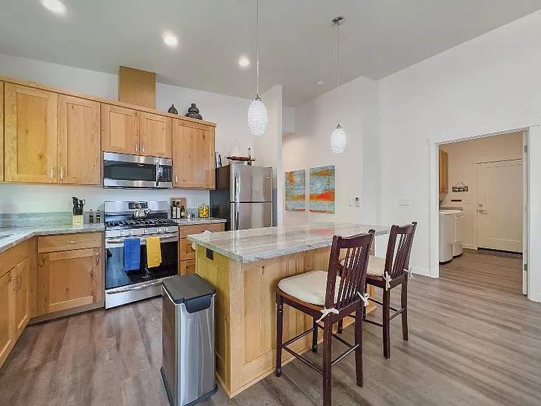 595 Silver Ln — Photo 23