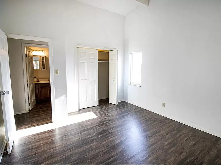 Town & Country Apartments — Photo 2