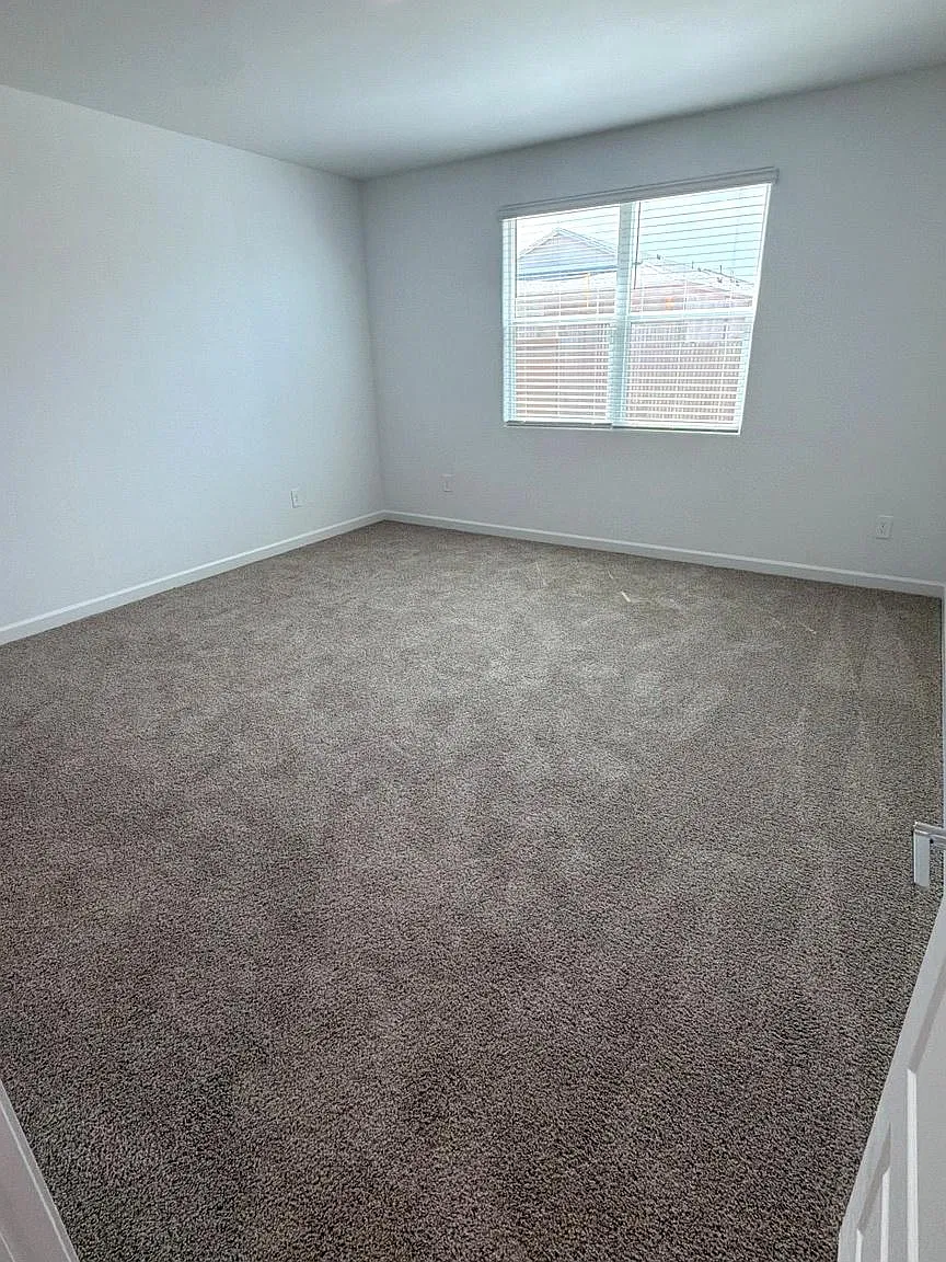 3 bed, $2,000 — Photo 3