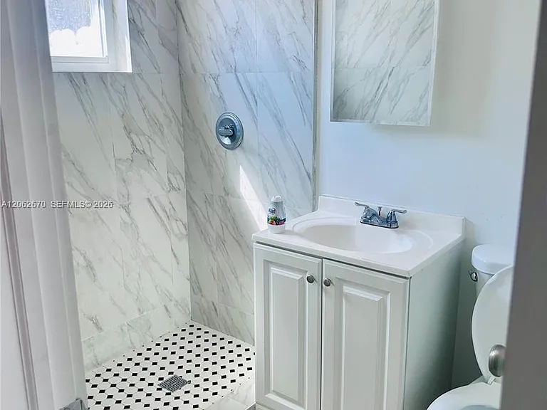 1450 SW 6th St #4 — Photo 5