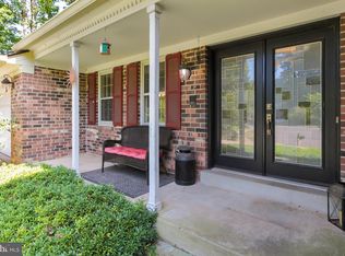 9122 Moonac Ct, Vienna, VA 22182