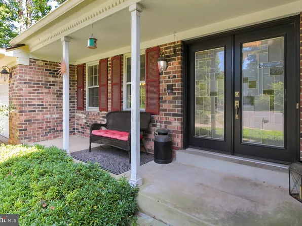 9122 Moonac Ct, Vienna, VA 22182