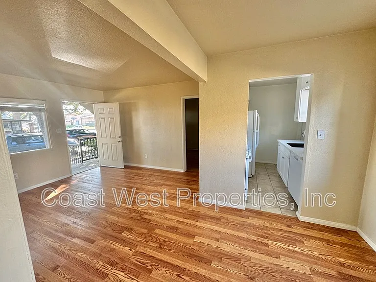 4252 Ingraham St — Photo 13