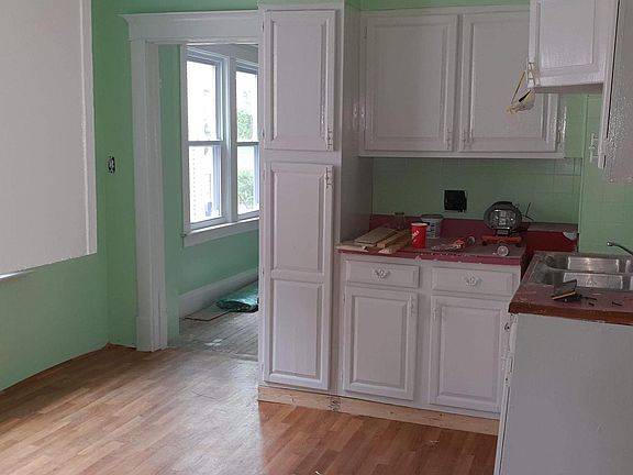3rd image of 165 Leslie St #1