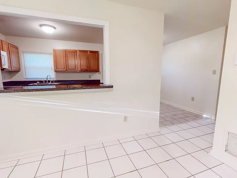 2101 Karen Ln — Photo 9