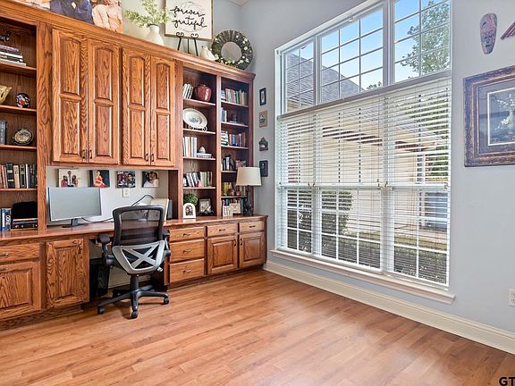 4th image of 910 Holly Hill Ln