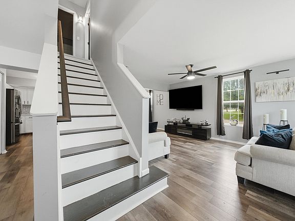 5th image of 450 Victoria Cir