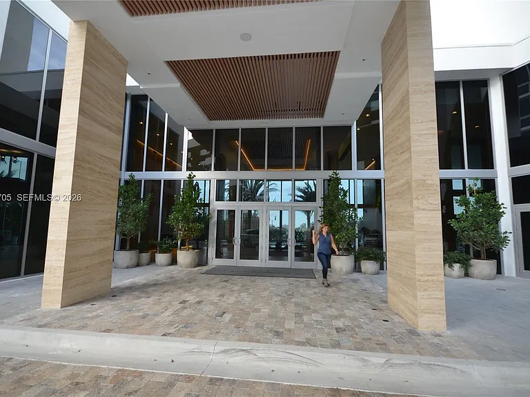 16385 Biscayne Blvd #518 — Photo 1