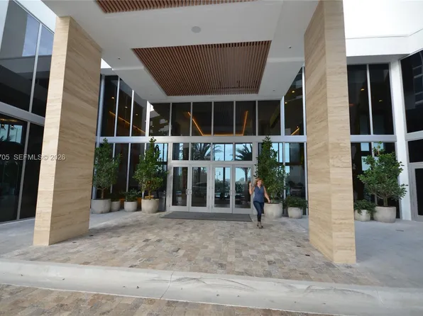 16385 Biscayne Blvd, North Miami Beach, FL