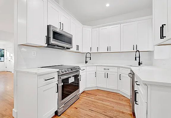 3rd image of 739 E 9th St