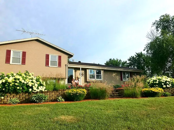 W237S6810 Fernwood Dr, Waukesha, WI 53189