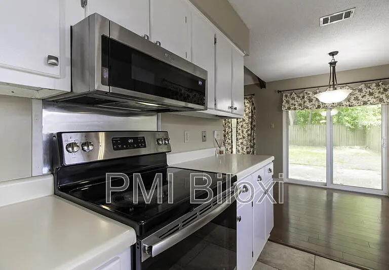 776 Whitney Dr — Photo 8