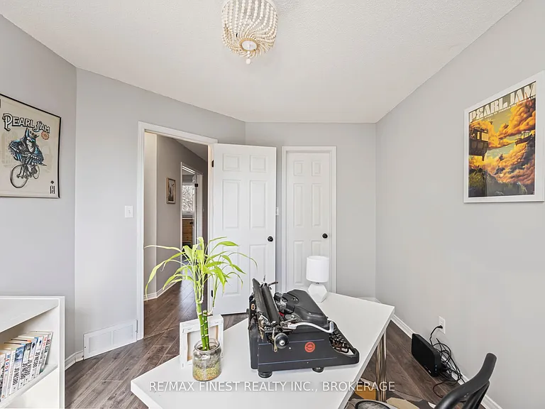 1256 Brackenwood Cres — Photo 30