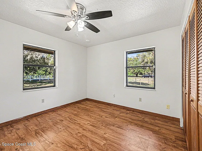 525 N Burnett Rd — Photo 10