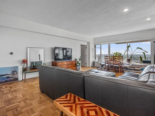 166-25 Powell Cove Boulevard image 2 of 27