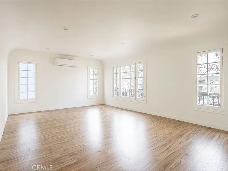 738 S Stanley Ave — Photo 3