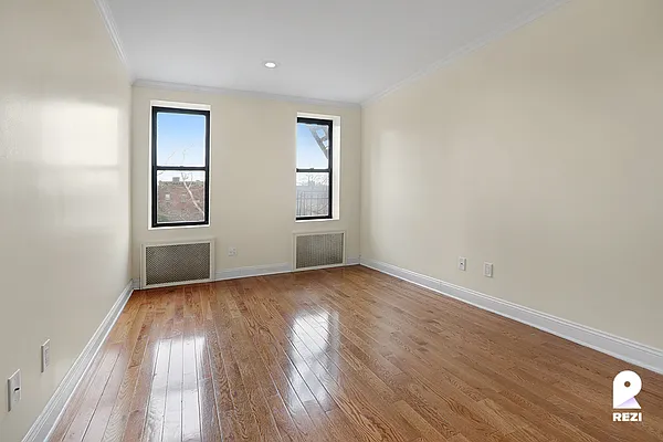 Rented by REZI | media 13