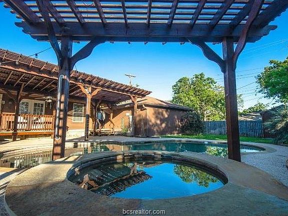 3rd image of 2910 River Oaks Cir