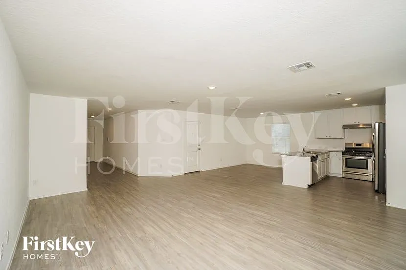 4 bed, 2.5 bath, 1950 sqft, $1,765 — Photo 4