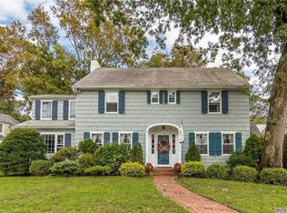 37 Andover Rd, Rockville Centre, NY 11570