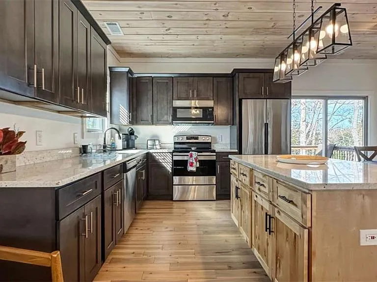 360 Prince Dr — Photo 5