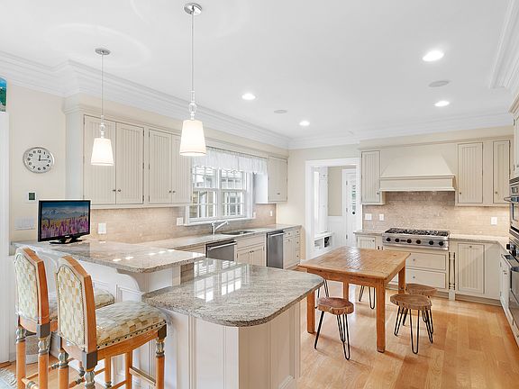 4th image of 175 Newtown Ln
