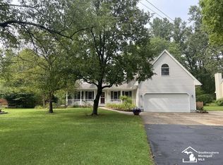 8525 Summerfield Rd, Lambertville, MI 48144