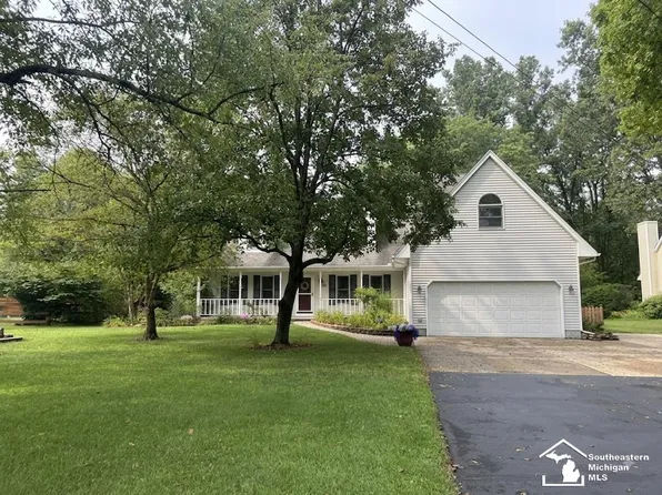 8525 Summerfield Rd, Lambertville, MI 48144