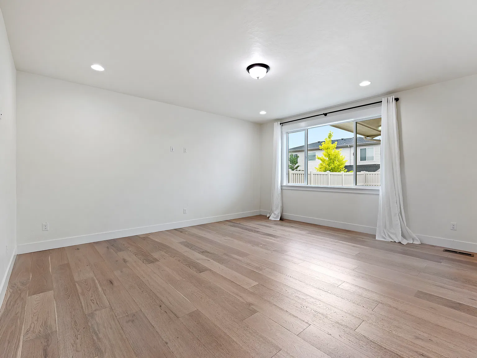 4 bed, 2.5 bath, 2720 sqft, $2,985 — Photo 3