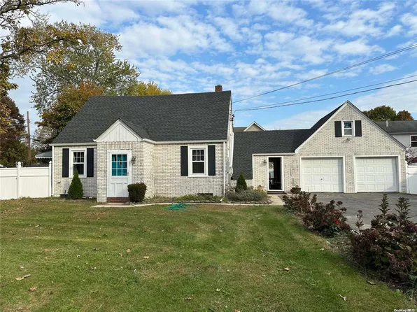 959 Sterling Place, West Babylon, NY 11704