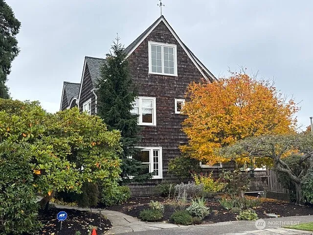 2580 Magnolia Boulevard W photo 1