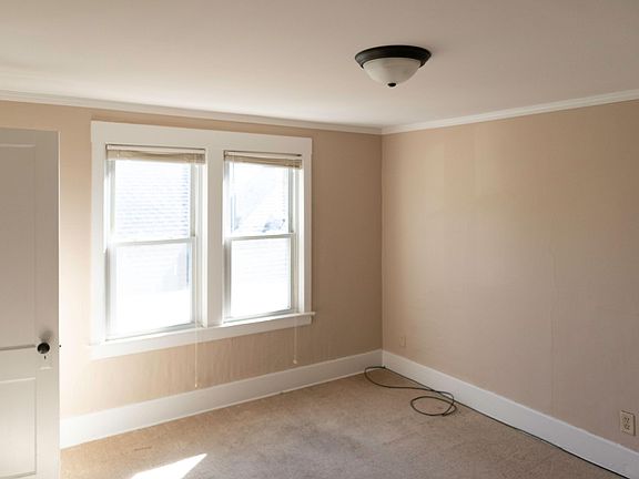 4th image of 271 Burnham St W